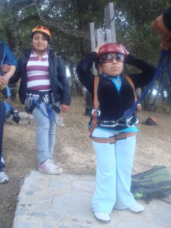 Aqui nuestra amiga Laurita Cespedes de talla pequeña realizando tierolesa